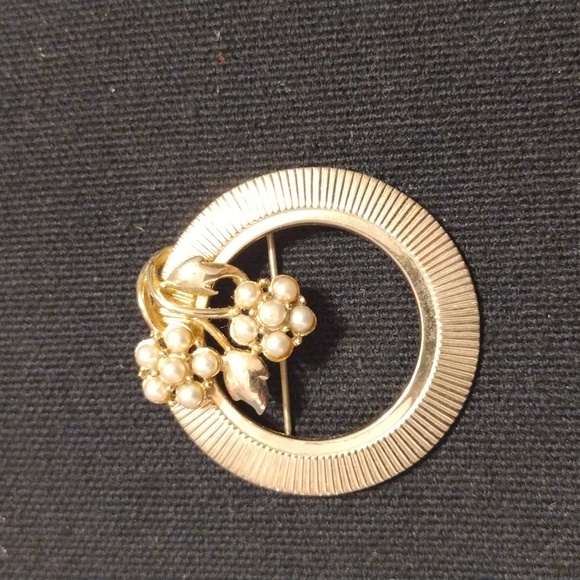 Vintage Coro Pegasus Round Gold Tone W/ Faux Pearl Flower Brooch - Picture 1 of 5